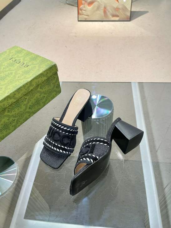 Picture of Gucci Slippers _SKUGuccisz35-417cmh08012236